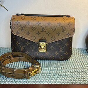 Louis Vuitton Reverse Monogram Pochette Métis - Excellent Condition